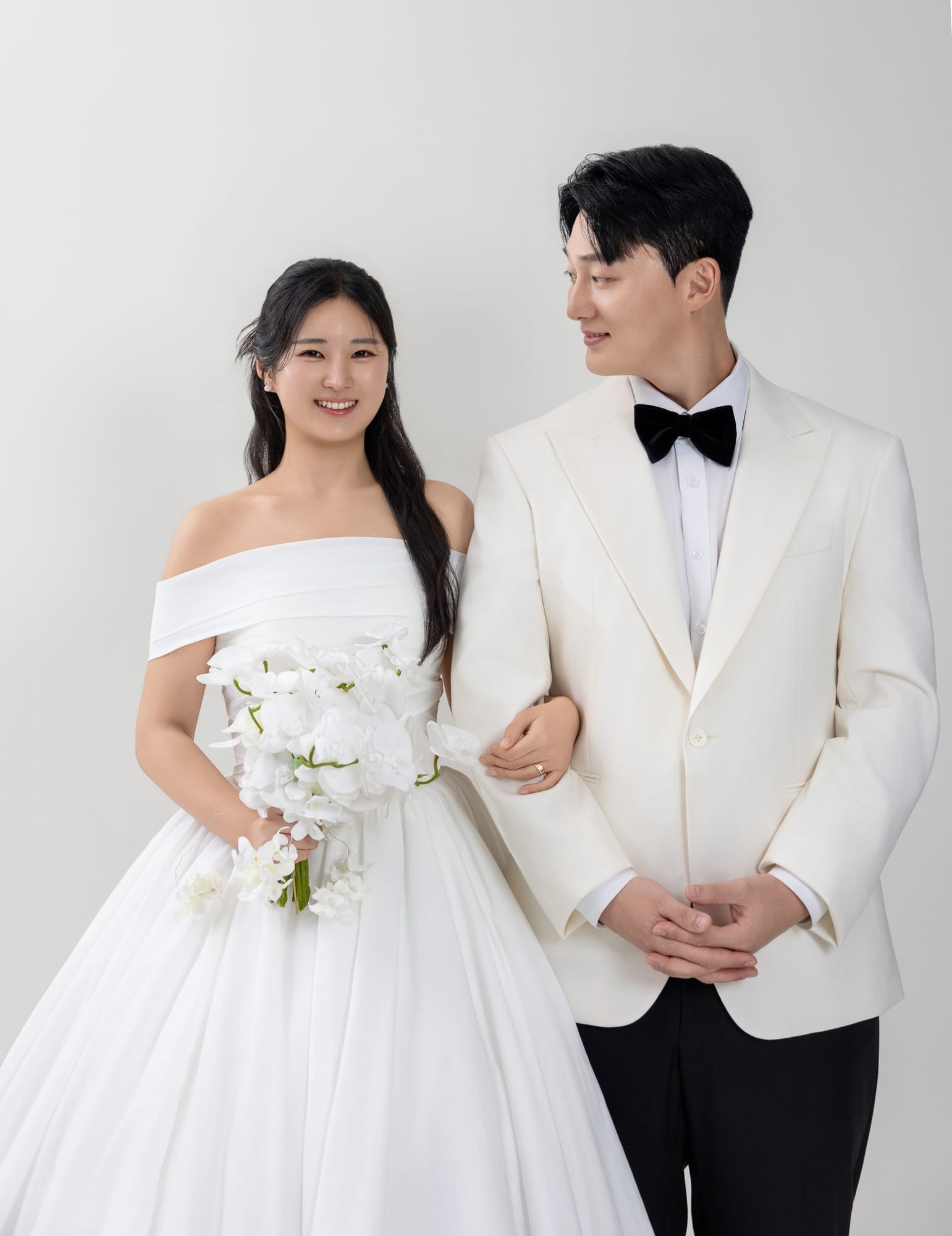 스튜디오에서 팔짱을 낀 두 사람