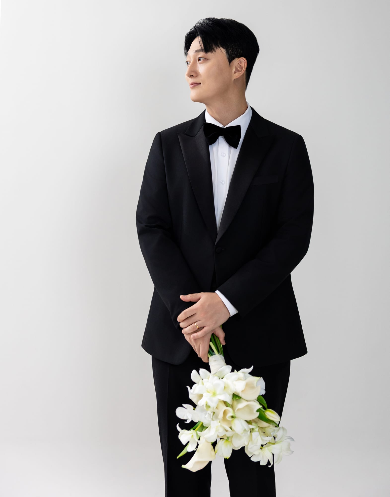부케를 든 신랑 단독 사진